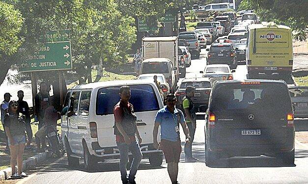 Demora para sair de CDE continua mesmo após afastamento de agentes de trânsito