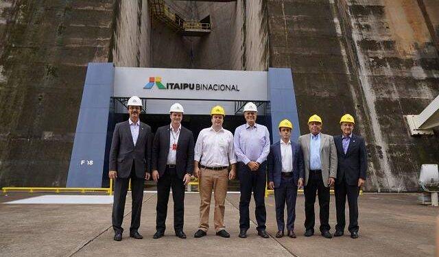 Ministro de Minas e Energia visita Itaipu com a usina batendo recordes