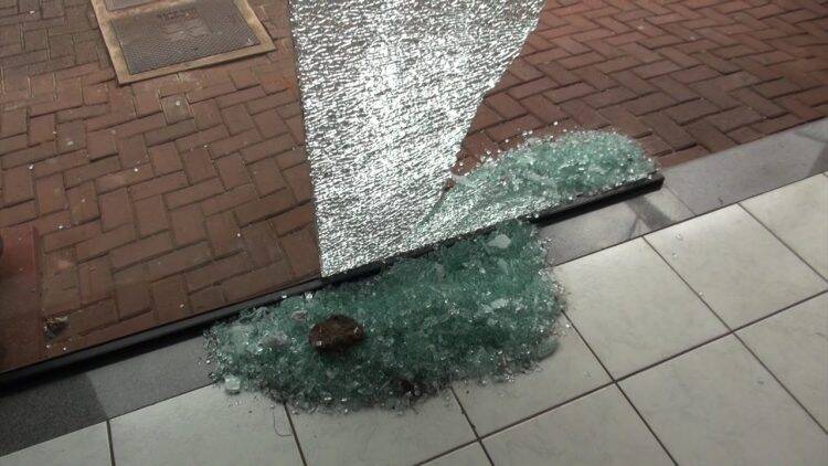 Vândalos destroem vidraça do posto da Guarda Municipal no TTU