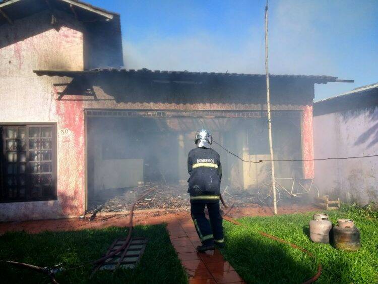 Casa fica destruída pelo fogo no Jardim Veraneio