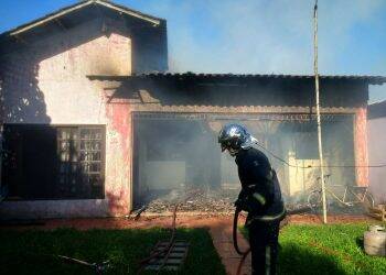 Casa fica destruída pelo fogo no Jardim Veraneio