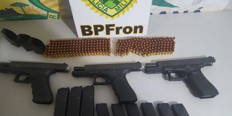 Mulher é presa com três pistolas em ônibus intermunicipal