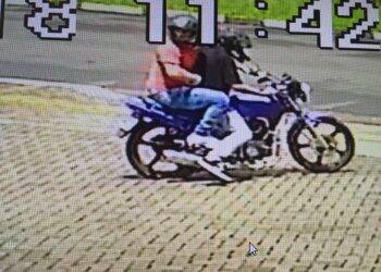 Idosa é agredida por assaltantes em posto de combustível