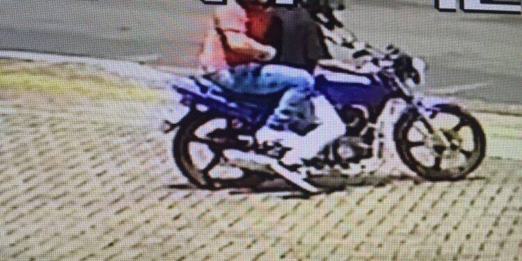 Idosa é agredida por assaltantes em posto de combustível