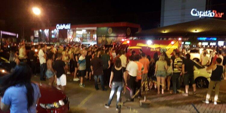 Personal Trainer bate em carro estacionado e fica gravemente ferido