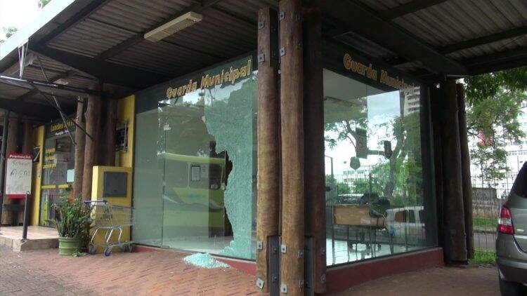Vândalos destroem vidraça do posto da Guarda Municipal no TTU