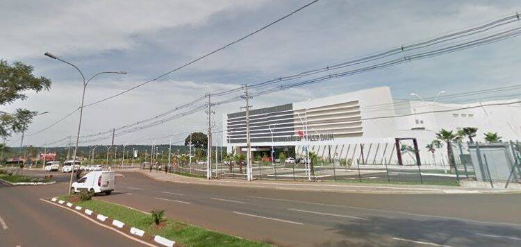 Construção de rotatória em frente à shopping muda o trânsito na Av. das Cataratas