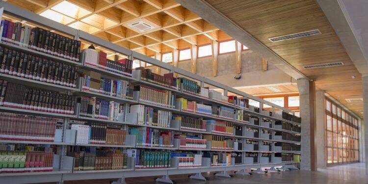 Comunidade tem acesso a acervo de mais de 19 mil títulos da Biblioteca da Unila
