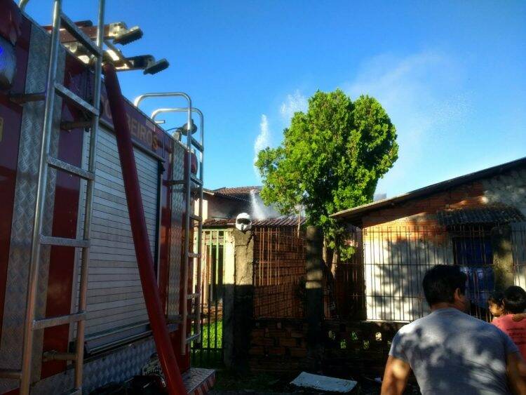 Casa fica destruída pelo fogo no Jardim Veraneio