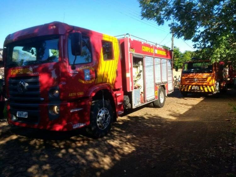 Casa fica destruída pelo fogo no Jardim Veraneio