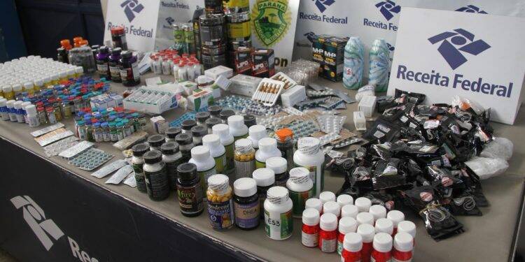 Receita Federal apreende 18 mil medicamentos ilegais em ônibus