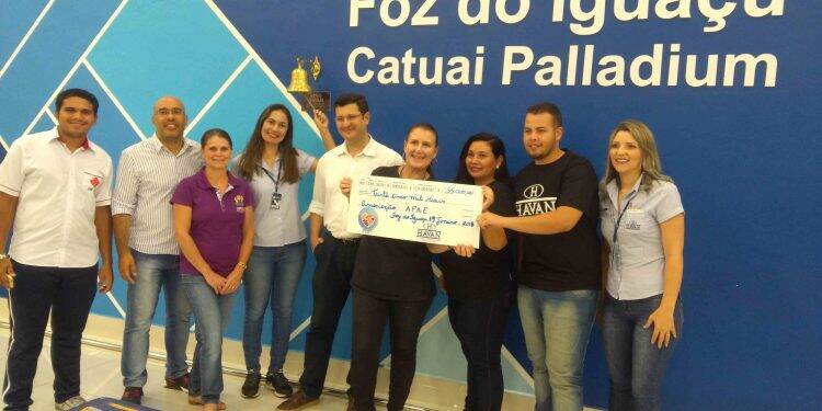 Apae de Foz do Iguaçu recebe doação da Campanha Troco Solidário da Havan