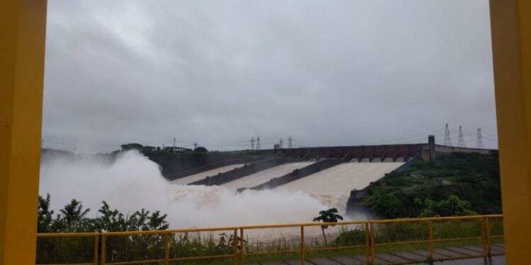 Em cena rara, Itaipu abre três calhas do vertedouro