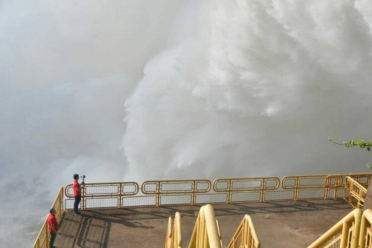 Itaipu segue vertendo água, impressionando os visitantes