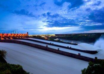 Em mês de produção recorde, Itaipu reabre as três calhas do vertedouro