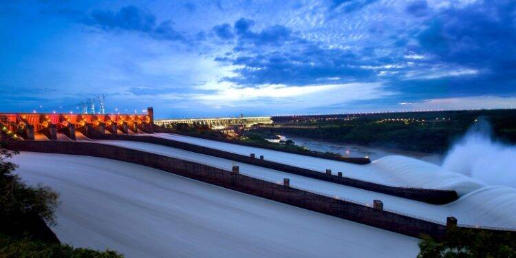 Em mês de produção recorde, Itaipu reabre as três calhas do vertedouro