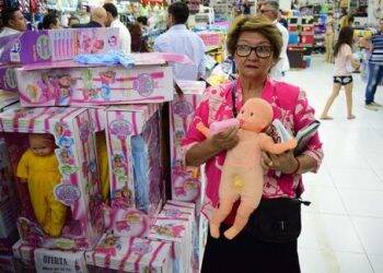 Prefeita de CDE manda fechar loja que vendia “boneca trans”