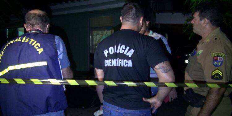 Homem mata o irmão e a namorada à facadas