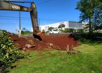 Início da obra da rotatória na Avenida das Cataratas causa congestionamento