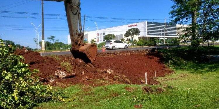 Início da obra da rotatória na Avenida das Cataratas causa congestionamento