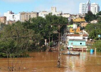 Cheia do Rio Paraná deixa casas alagadas em bairro de CDE