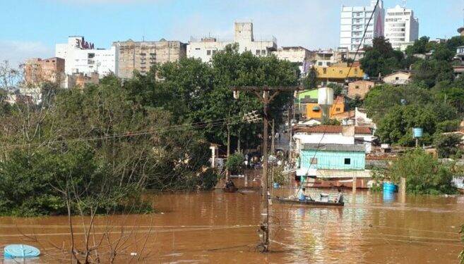 Cheia do Rio Paraná deixa casas alagadas em bairro de CDE