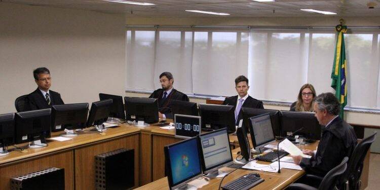 Por 3 a 0, desembargadores do TRF4 mantêm condenação de Lula no caso triplex