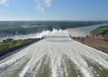 Itaipu segue vertendo água, impressionando os visitantes