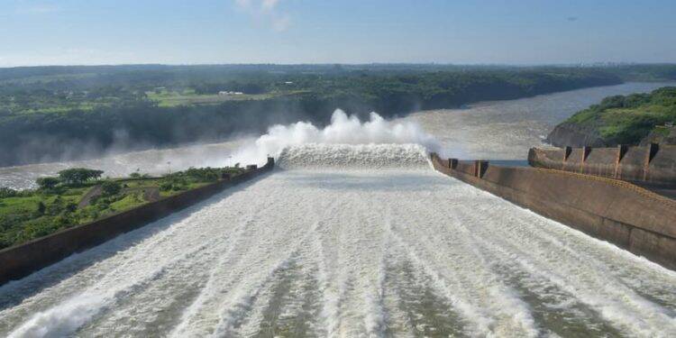 Itaipu segue vertendo água, impressionando os visitantes