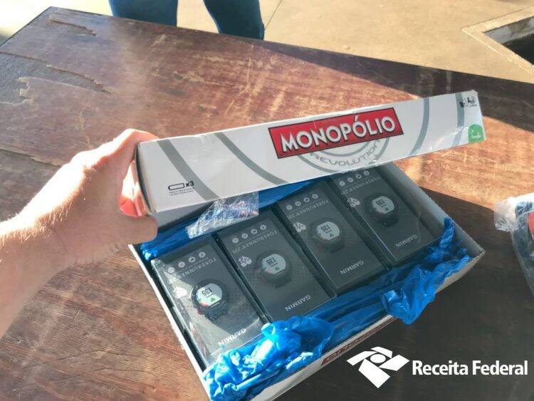 Receita apreendeu eletrônicos escondidos em van na Ponte da Amizade