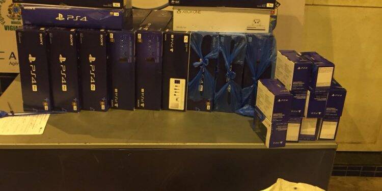 Receita apreende carregamento de PS4 na Ponte da Amizade