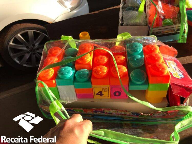 Receita apreendeu eletrônicos escondidos em van na Ponte da Amizade