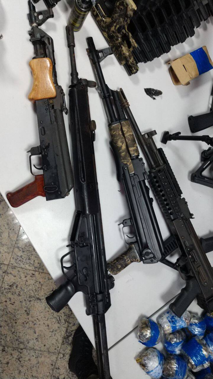 PRF apreende arsenal de guerra com dezenas de armas no Rio