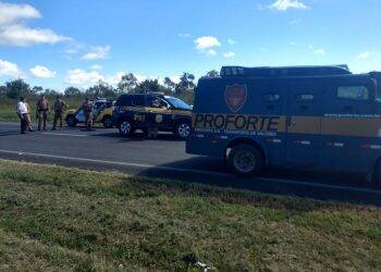 Tentativa de roubo à carro-forte deixa feridos e um morto na BR 376