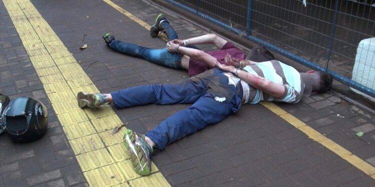 Fugitivos causam acidente entre viatura e van de turismo