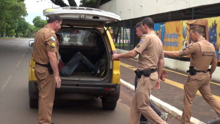 Fugitivos causam acidente entre viatura e van de turismo