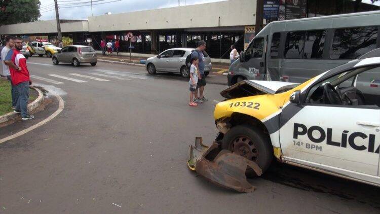 Fugitivos causam acidente entre viatura e van de turismo