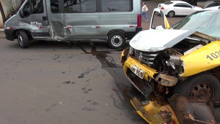 Fugitivos causam acidente entre viatura e van de turismo