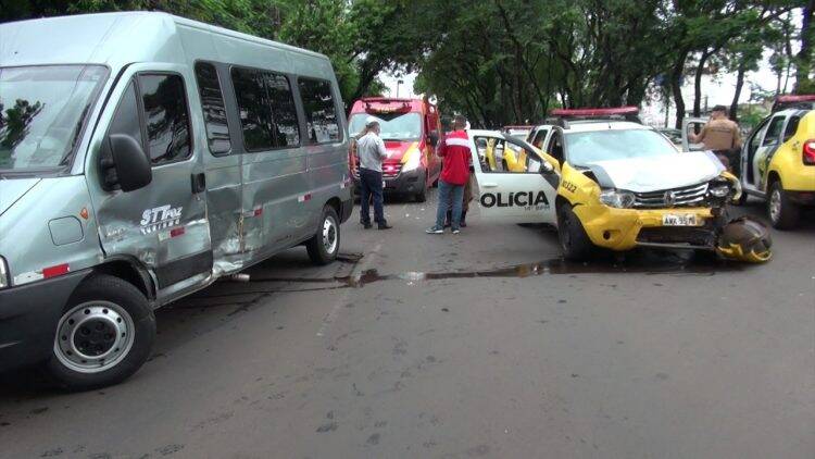 Fugitivos causam acidente entre viatura e van de turismo