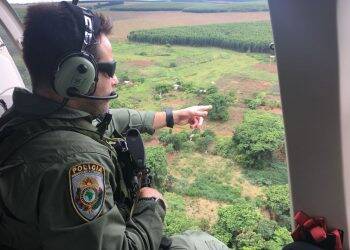 Helicóptero sobrevoa área de índios que invadiram unidade da PRF