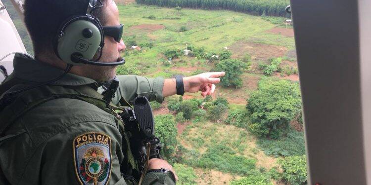 Helicóptero sobrevoa área de índios que invadiram unidade da PRF