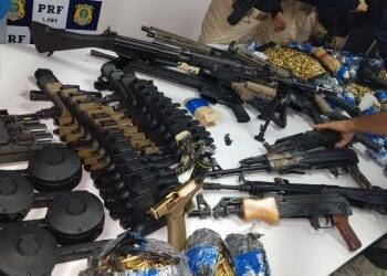 Arsenal de guerra apreendido pela PRF no Rio de Janeiro saiu de Foz
