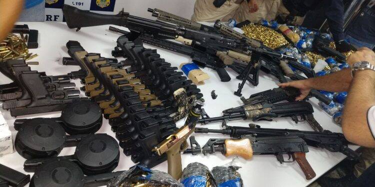 Arsenal de guerra apreendido pela PRF no Rio de Janeiro saiu de Foz
