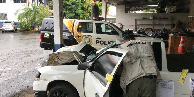Polícia faz perícia em veículo que atropelou mulher na BR 277