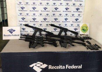 Carregamento de fuzis, drogas e cigarros é apreendido na fronteira