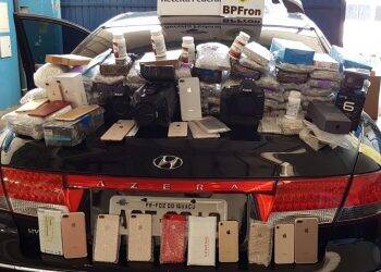 Carro carregado com eletrônicos e medicamentos em fundo falso é apreendido pela Receita Federal