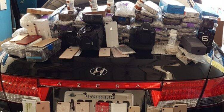Carro carregado com eletrônicos e medicamentos em fundo falso é apreendido pela Receita Federal
