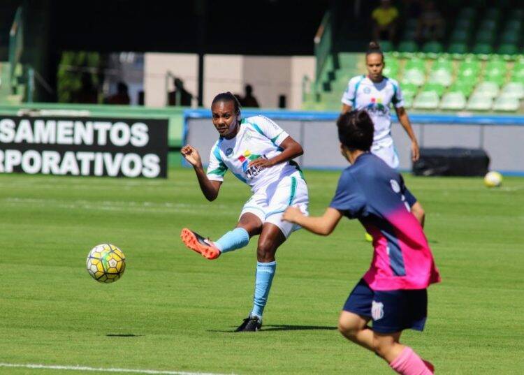 Feminino de Foz vence em Curitiba de goleada