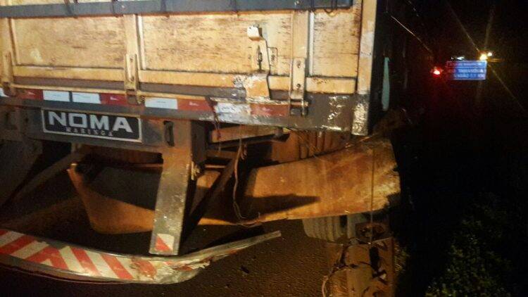 Acidente entre caminhão e carro na BR 277