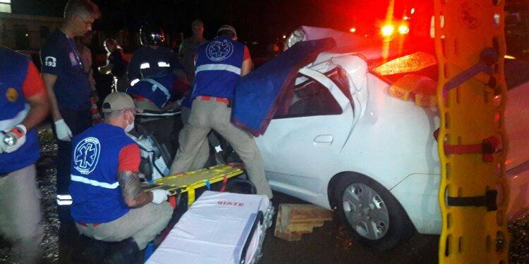 Acidente entre caminhão e carro na BR 277